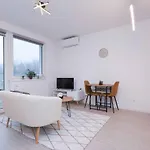 Brand New Near The Airport With Free Parking شقة *