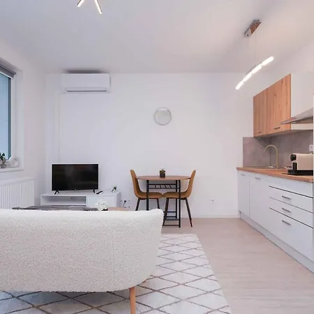 Brand New Near The Airport With Free Parking * 브라티슬라바