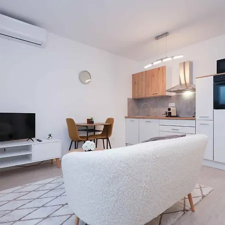 Brand New Near The Airport With Free Parking Apartment *