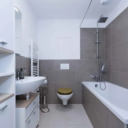 Brand New Near The Airport With Free Parking Apartmán *