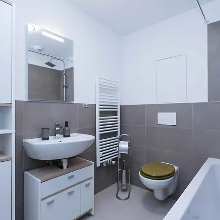 Apartmán Brand New Near The Airport With Free Parking