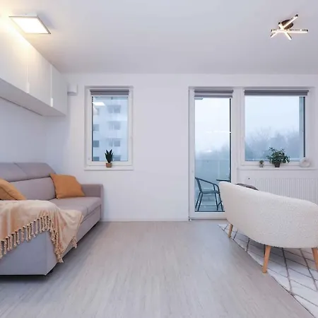 Brand New Near The Airport With Free Parking *