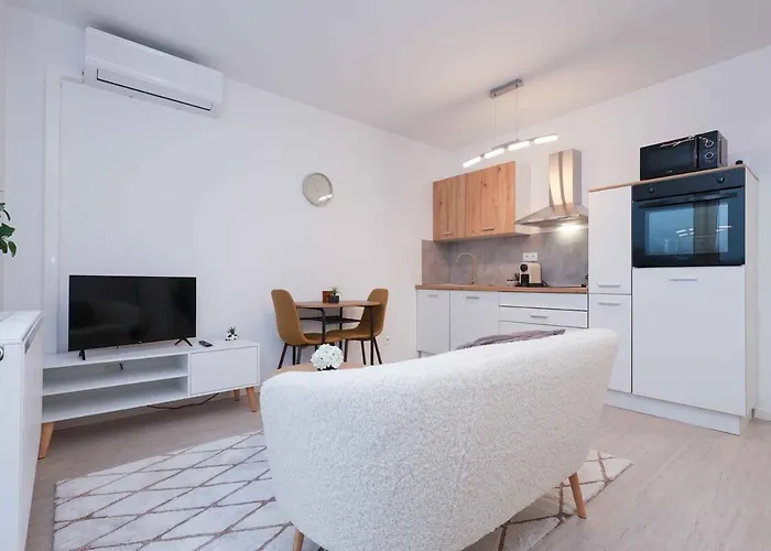 Brand New Near The Airport With Free Parking Apartment *