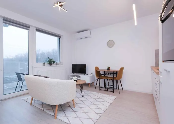 Brand New Near The Airport With Free Parking Apartment *