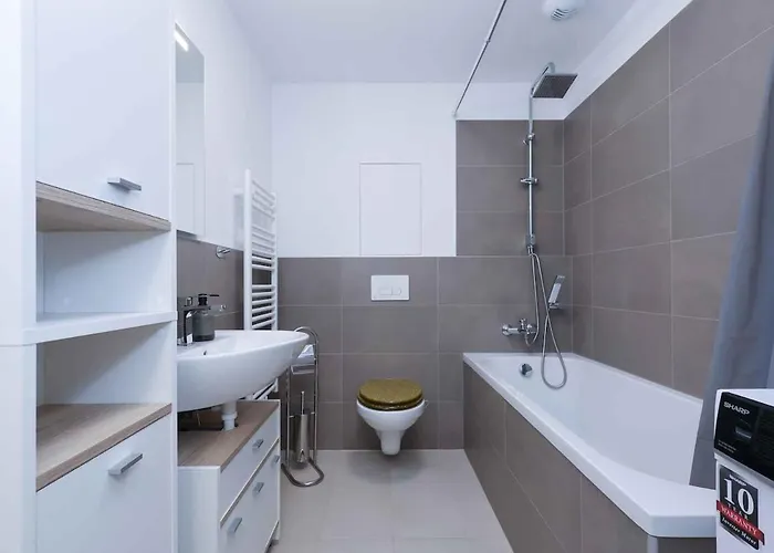 Brand New Near The Airport With Free Parking Apartamento *