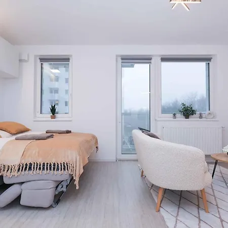 Brand New Near The Airport With Free Parking Lejlighed