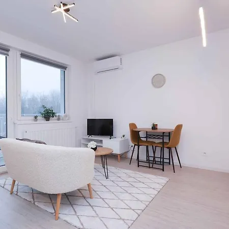 Brand New Near The Airport With Free Parking Lejlighed *